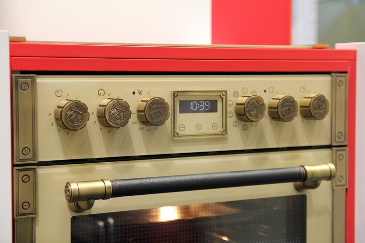 Einbau Backofen im Retro Design mit Digitalanzeige und Drehknöpfen in Metalloptik mit dunklem Griff.