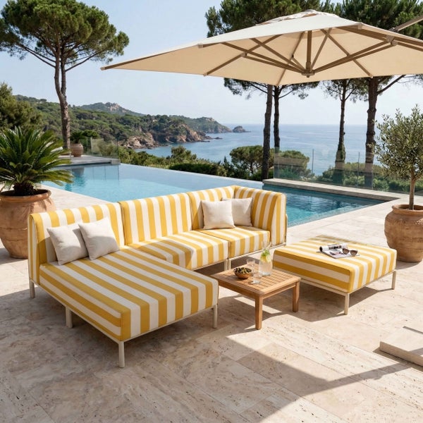 Moderne Terrasse mit gestreifter Lounge-Ecke, Hocker, Holztisch und Sonnenschirm neben einem Infinity-Pool mit Meerblick.
