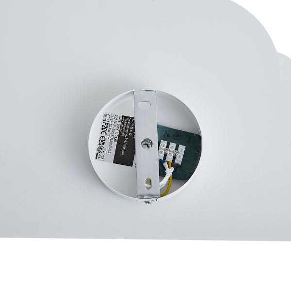 Rückansicht einer Wandlampe mit runder Montageplatte, Anschlussklemme, Metallbügel und technischem Etikett.