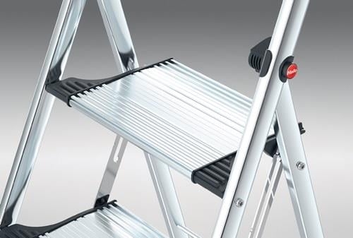 Detailansicht einer Aluminium-Trittleiter mit zwei Stufen