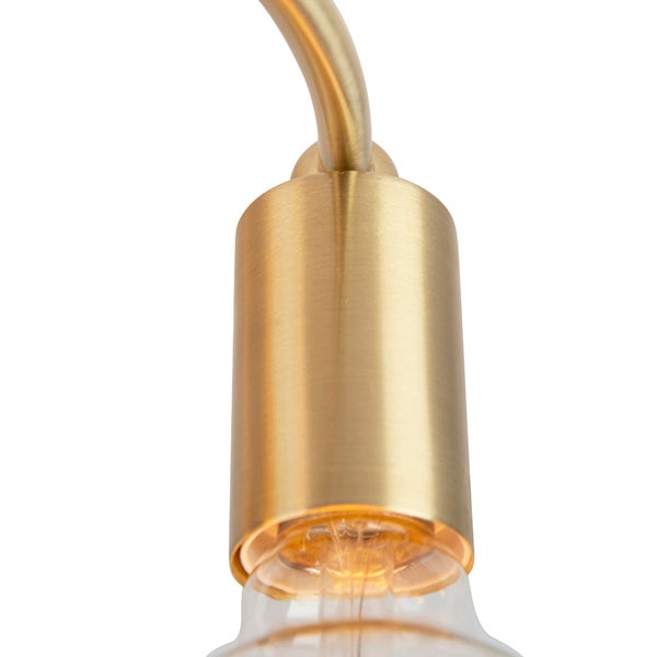 Detailaufnahme einer goldenen Lampenfassung mit Glühbirne