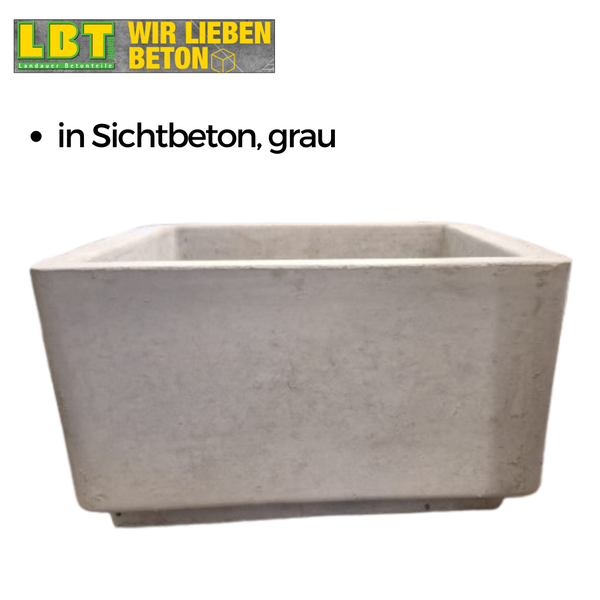 Rechteckiger Pflanzkübel aus grauem Sichtbeton mit LBT Landauer Betonteile Logo.