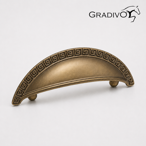 Möbelgriff Muschelgriff aus Metall in Antik Messing mit Mäander Muster und Gradivo Logo.