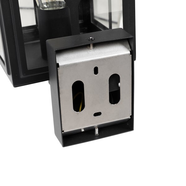 Detailansicht der Wandhalterung und des Anschlusskastens einer schwarzen Außenwandleuchte aus Metall.