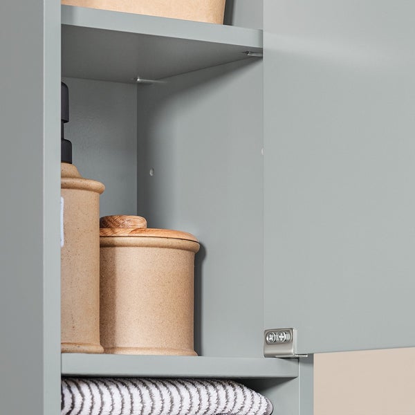 Detailansicht eines grauen Badezimmerschranks mit geöffneter Tür, Ablagefächern und Badutensilien