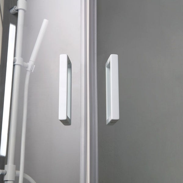 Detailansicht einer Duschkabine mit Griffen und Duschkopf