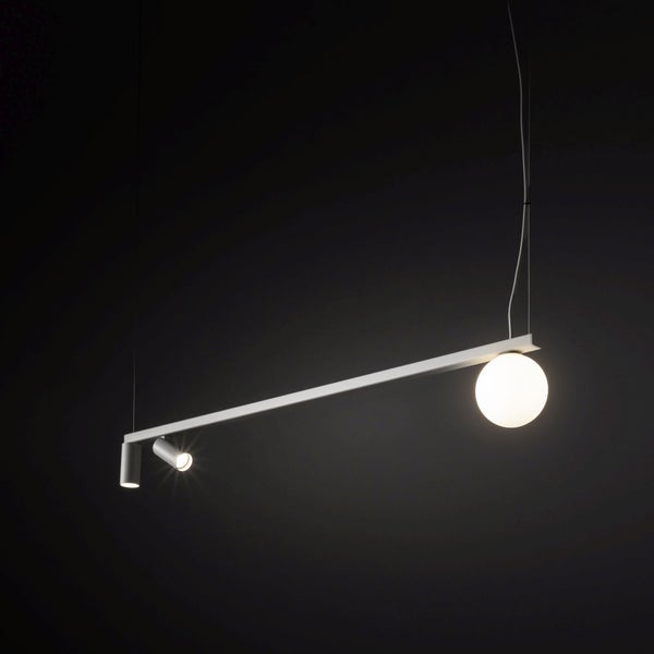Pendelleuchte in modernem Design mit einem horizontalen Stab, einer Leuchtkugel und einem kleinen Strahler.