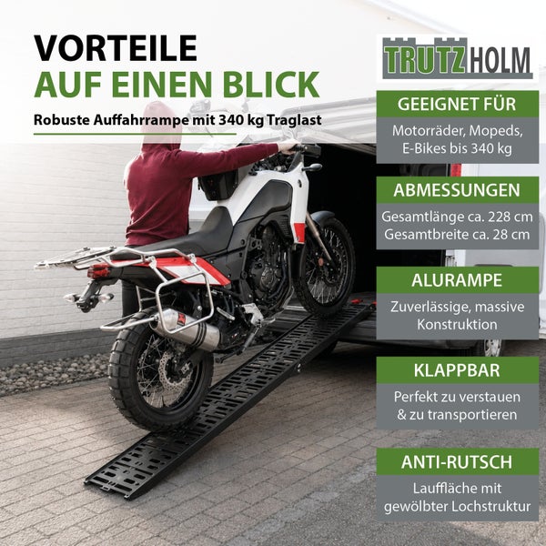 Trutzholm Logo. Person schiebt Motorrad über schwarze Alurampe in Transporter. Traglast 340 Kilogramm. Länge circa 228, Breite circa 28 Zentimeter.