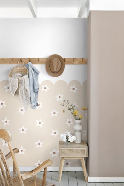 Dekorative Inneneinrichtung mit Garderobe, Beistelltisch und Blumenmustertapete