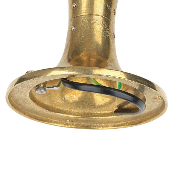 Detailansicht einer goldenen Wandleuchte mit Kabelanschluss