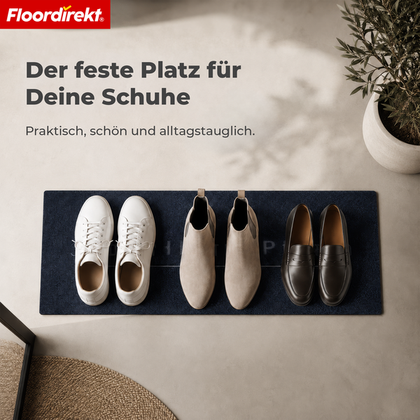 Floordirekt Logo. Eine dunkle Schuhmatte im Eingangsbereich mit weißen Sneakern, beigen Boots und braunen Slippern.