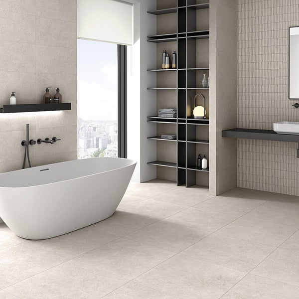 Modernes Badezimmer mit freistehender Badewanne, bodenlangen Fliesen, Waschtisch und offenem Regal vor einer Aussicht auf die Stadt.