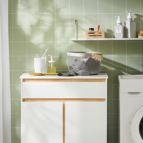 Badezimmeransicht mit Waschbeckenunterschrank, Ablage und Wäschekorb