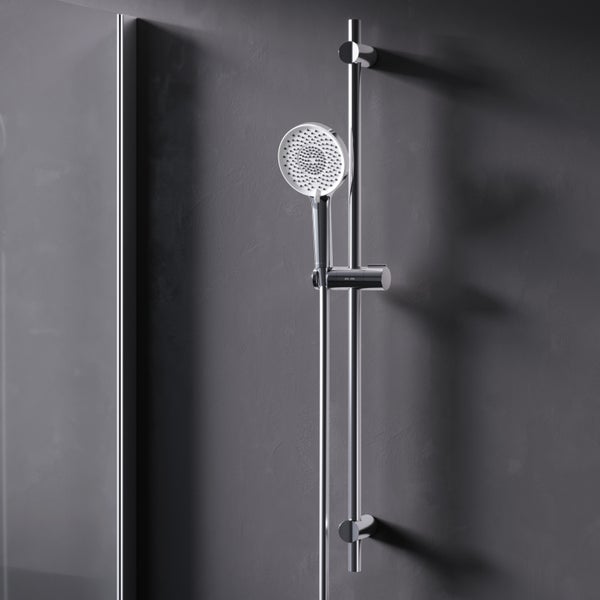 Duschstangenset mit Handbrause aus verchromtem Metall zur Wandmontage in einem Badezimmer.