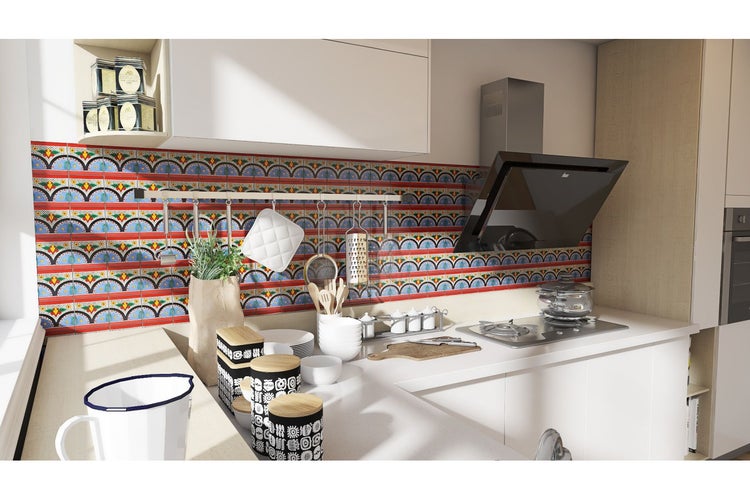 Küchenszene mit Wandfliesen, Dunstabzugshaube und Küchenutensilien.