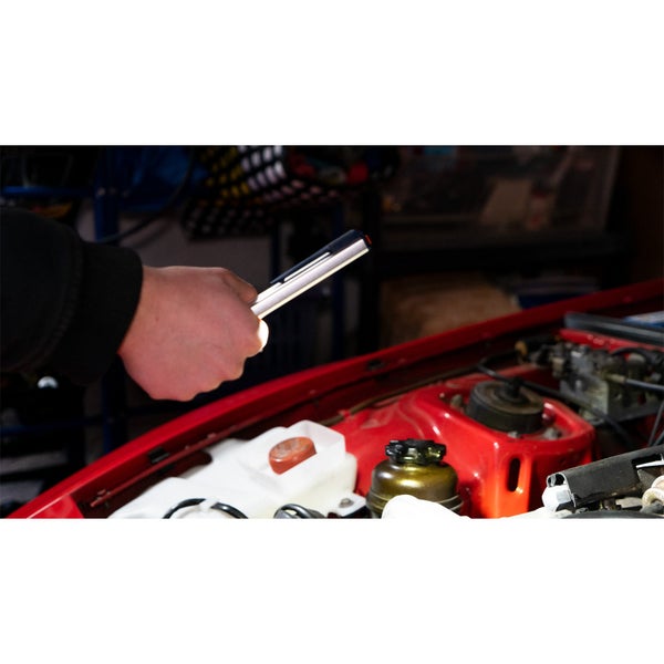 Eine Hand mit Schutzhandschuh hält eine Heißluftpistole.