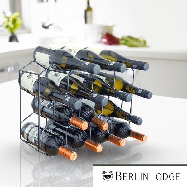 Modernes Weinregal aus Metall für zwölf Flaschen auf einer Arbeitsplatte in einer hellen, organisierten Küche. Berlin Lodge Logo.