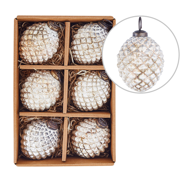 Sechs Christbaumkugeln in Zapfenform in einer Box
