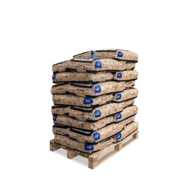 Palette mit mehreren Säcken Holzhackschnitzel à 60 Liter zur Bodenabdeckung im Garten.