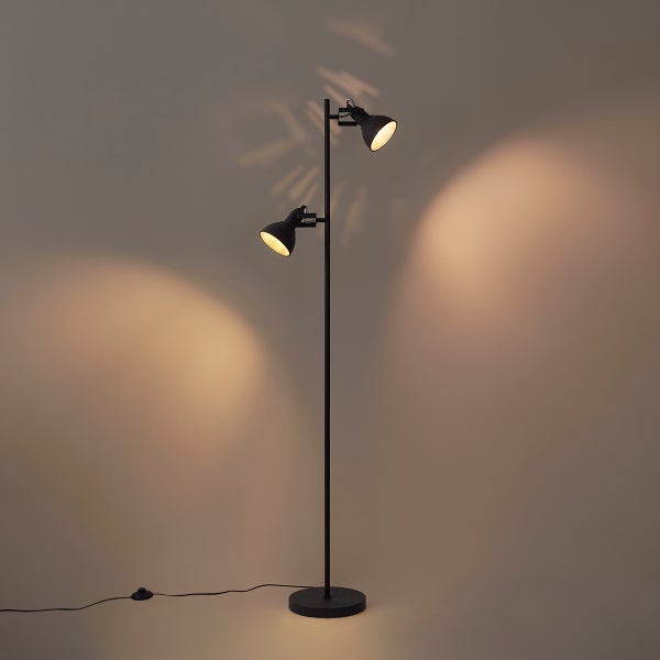 Moderne Stehleuchte in Schwarz mit zwei verstellbaren Strahlern und einem Fußschalter.