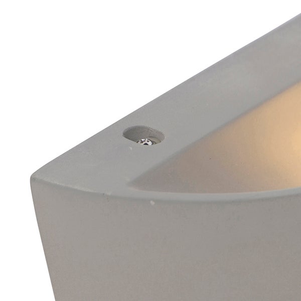 Detailaufnahme einer grauen Außenleuchte aus Beton.