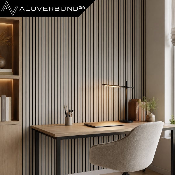 Modernes Arbeitszimmer mit vertikalen Wandpaneelen, Holzschreibtisch, Schreibtischlampe und Stuhl, mit Logo Aluverbund24.