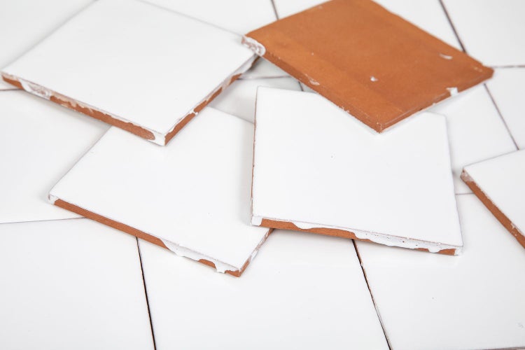 Quadratische, glasierte Fliesen mit Terrakotta-Kante