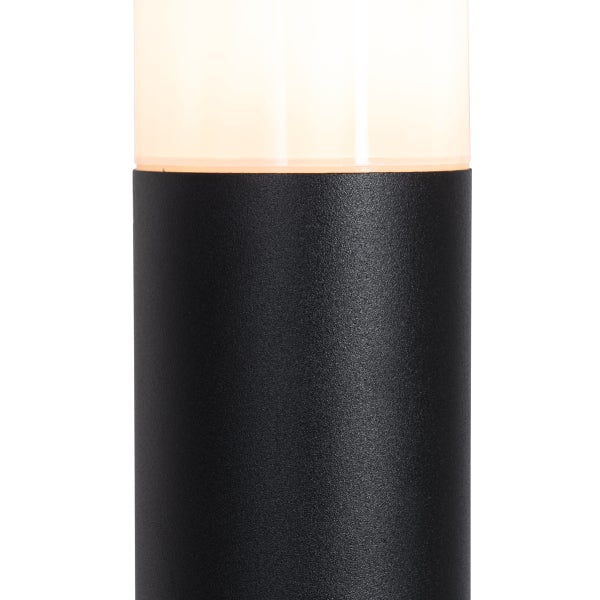 Zylindrische Außenleuchte mit schwarzem strukturiertem Gehäuse und weißem beleuchtetem Lichtaustritt.