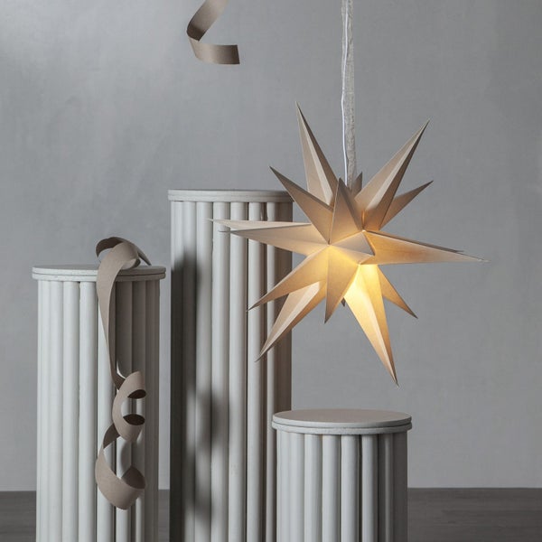 Dekorative Papiersternlampe mit geometrischem Design und sanftem Lichtschein als festliche Beleuchtung