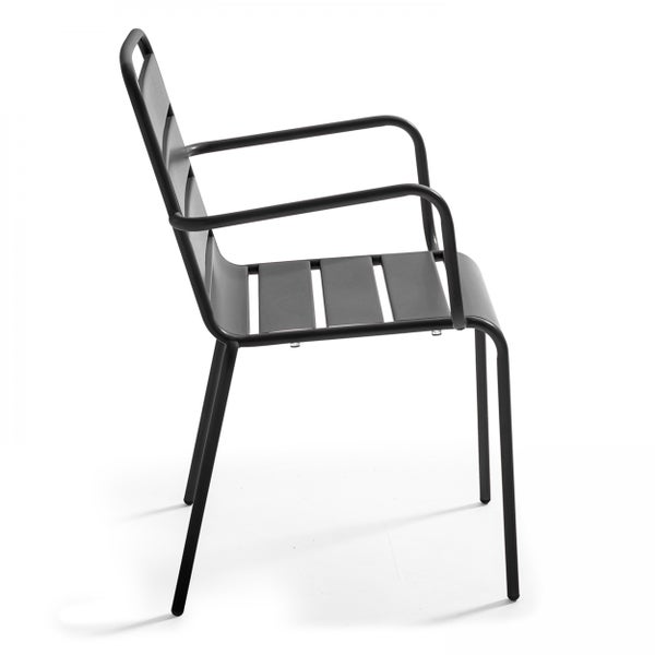 Gartenstuhl aus Metall mit Armlehnen in Schwarz, Latten-Design für Sitzfläche und Rückenlehne.