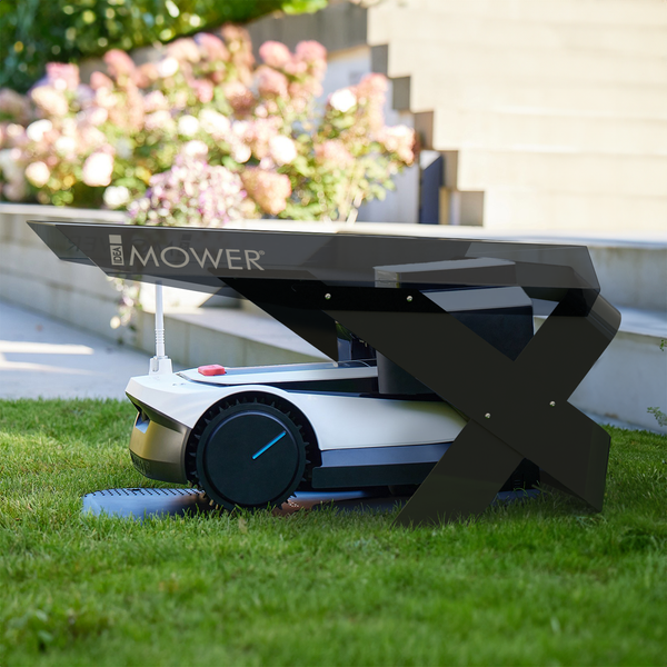 iMOW Mähroboter mit Ladestation im Garten