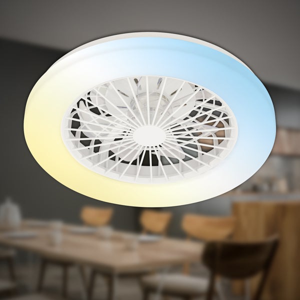 Deckenventilator mit Beleuchtung in einem Esszimmer