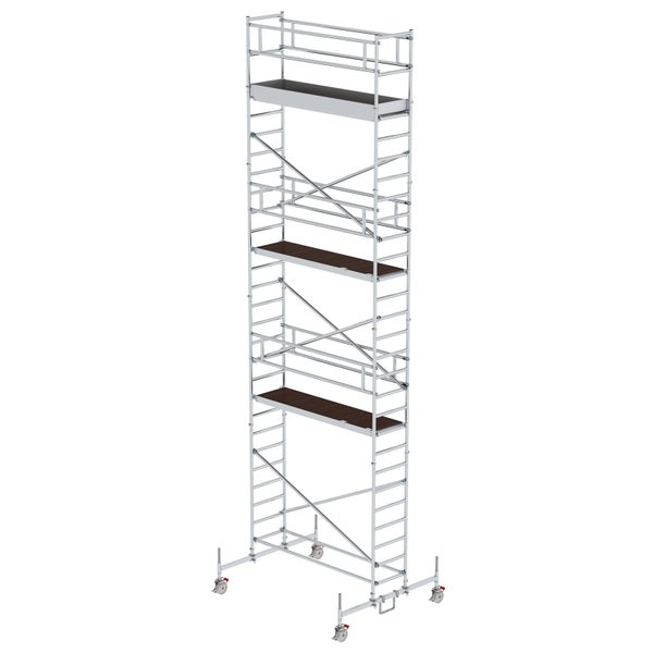 Rollgerüst mit mehreren Ebenen und hölzernen Plattformen