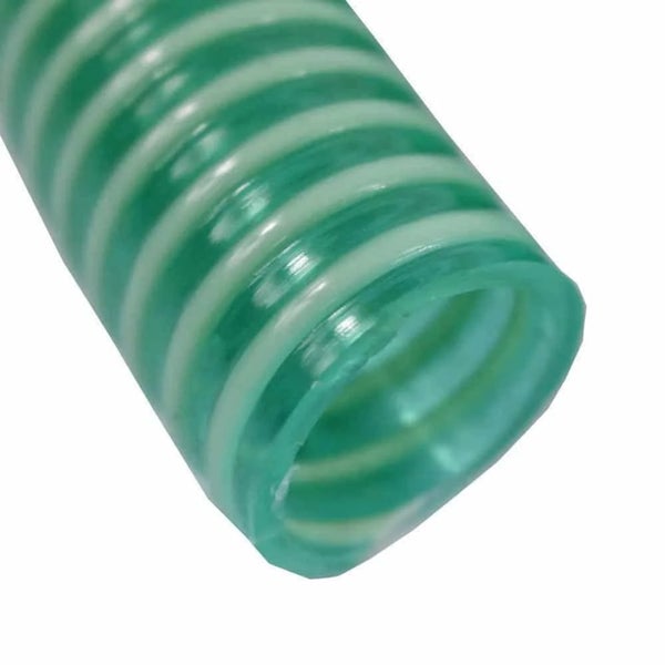 Ein transparenter Saug- und Druckschlauch mit integrierter Spirale für Garten- und Pumpenanwendungen.