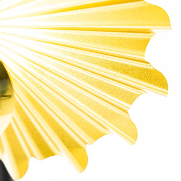 Detailansicht einer Wandleuchte mit strahlenförmigem Schirm