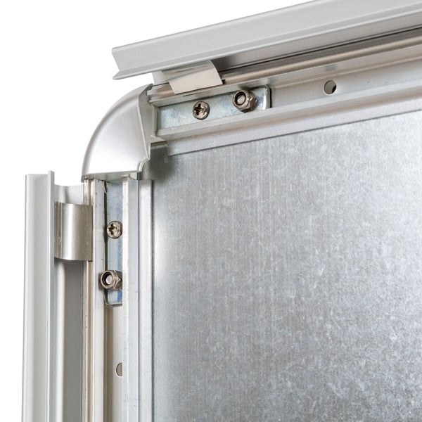 Detailansicht eines Aluminium-Klapprahmens mit Schrauben und Metallplatte