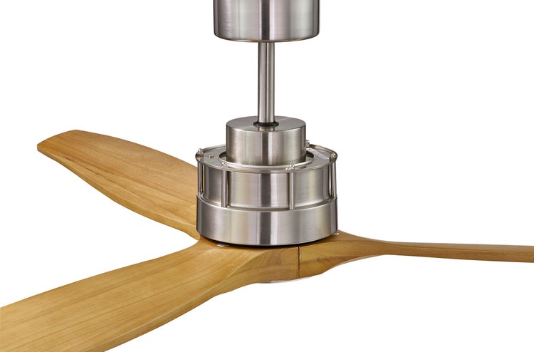 Deckenventilator mit drei Flügeln in Holzoptik und Gehäuse aus gebürstetem Metall.