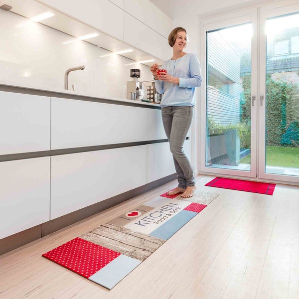 Moderne Küche mit Küchentraber und Frau mit Tasse