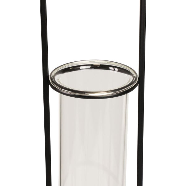 Nahaufnahme eines klaren Glaszylinders, der in ein schwarzes Metallgestell eingesetzt ist.