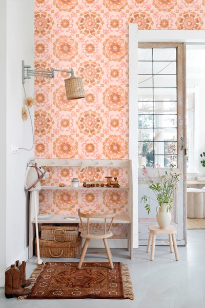 Flur mit gemusterter Tapete, Holzregal, Stuhl, Teppich und Dekoration