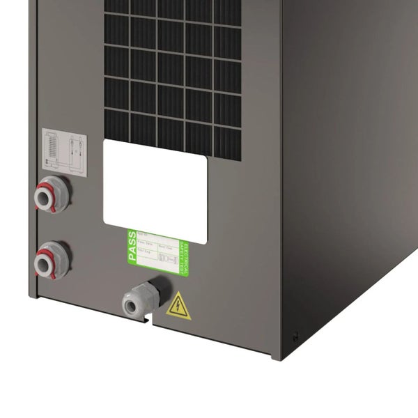 Anschlüsse und Prüfsiegel einer grauen Klimaanlage