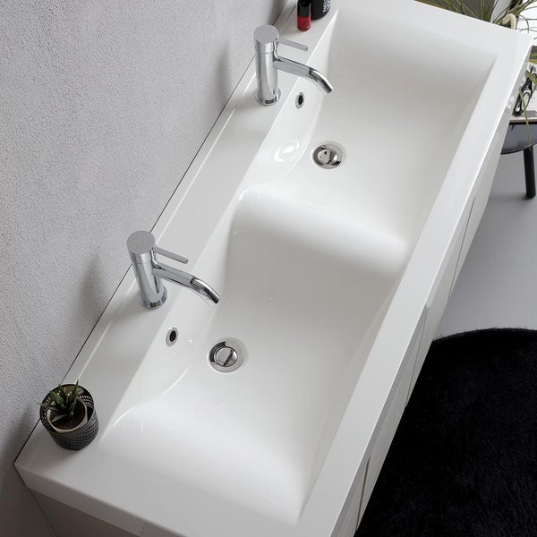 Aufsicht auf einen Waschtisch mit zwei Waschbecken und Armaturen