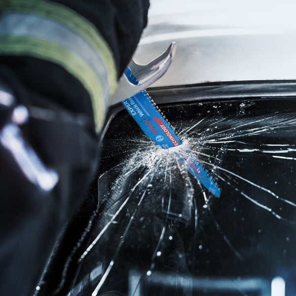 Bosch Säbelsägeblatt beim Zerschneiden einer Autoscheibe für die Fahrzeugbergung