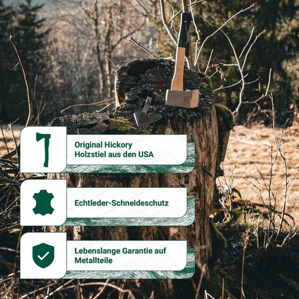 Axt mit Hickory Holzstiel und Echtleder Schneideschutz stehend auf einem Baumstumpf im Wald inklusive Informationen zu Garantie und Material.