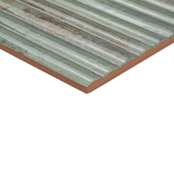 Wandfliese mit wellenförmiger Struktur und glänzender Oberfläche in Terrakotta-Optik