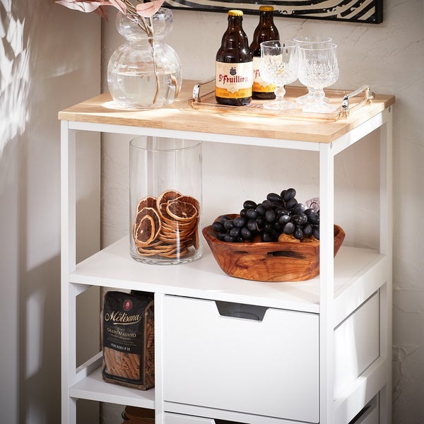 Regalwagen mit Getränken, Gläsern, Trockenfrüchten, Obst und Pasta