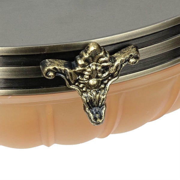 Detailansicht einer Dose mit Drachengriff