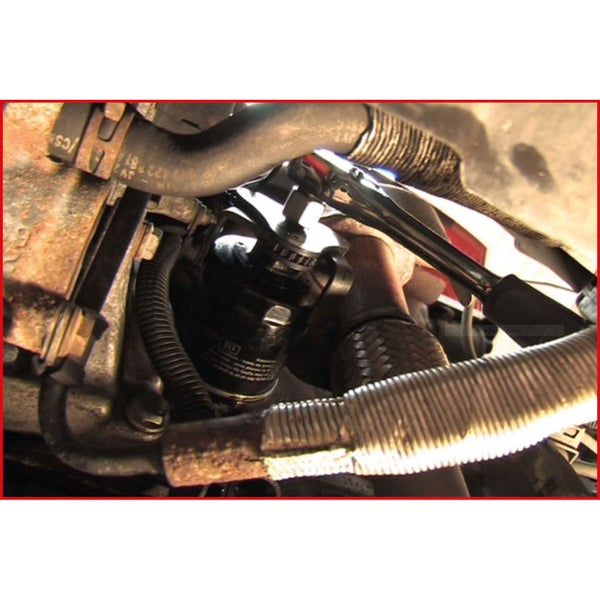 Ölfilter im Motorraum mit Schraubenschlüssel