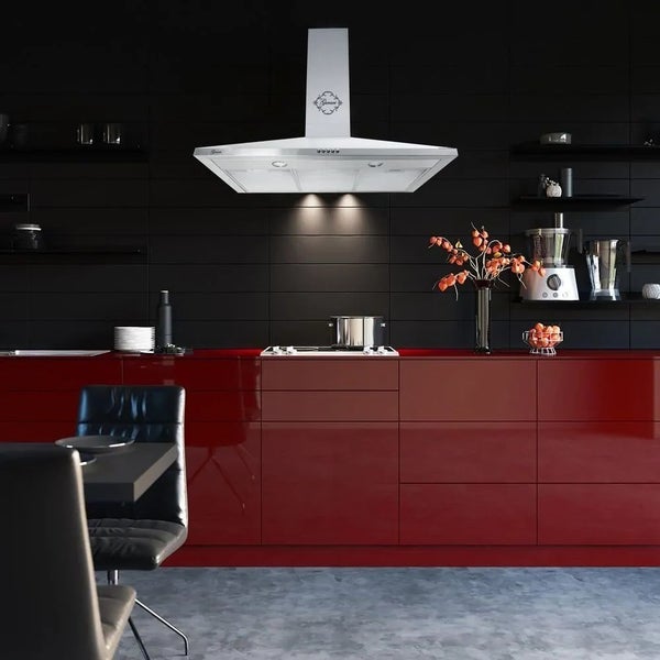 Moderne Küche mit einer silbernen Dunstabzugshaube über einem Gaskochfeld, roten Hochglanzschränken und einer schwarzen Fliesenwand.