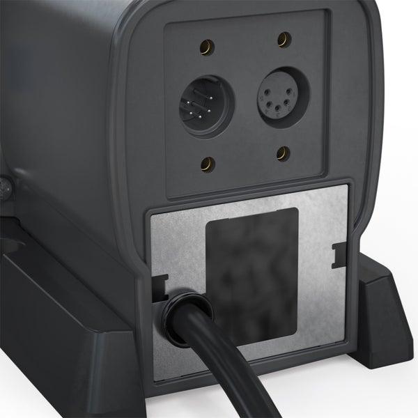 Detailansicht eines Anschlussfelds an einem technischen Gerät mit mehrpoligen Rundsteckern, Gewindeeinsätzen und schwarzer Kabeleinführung.